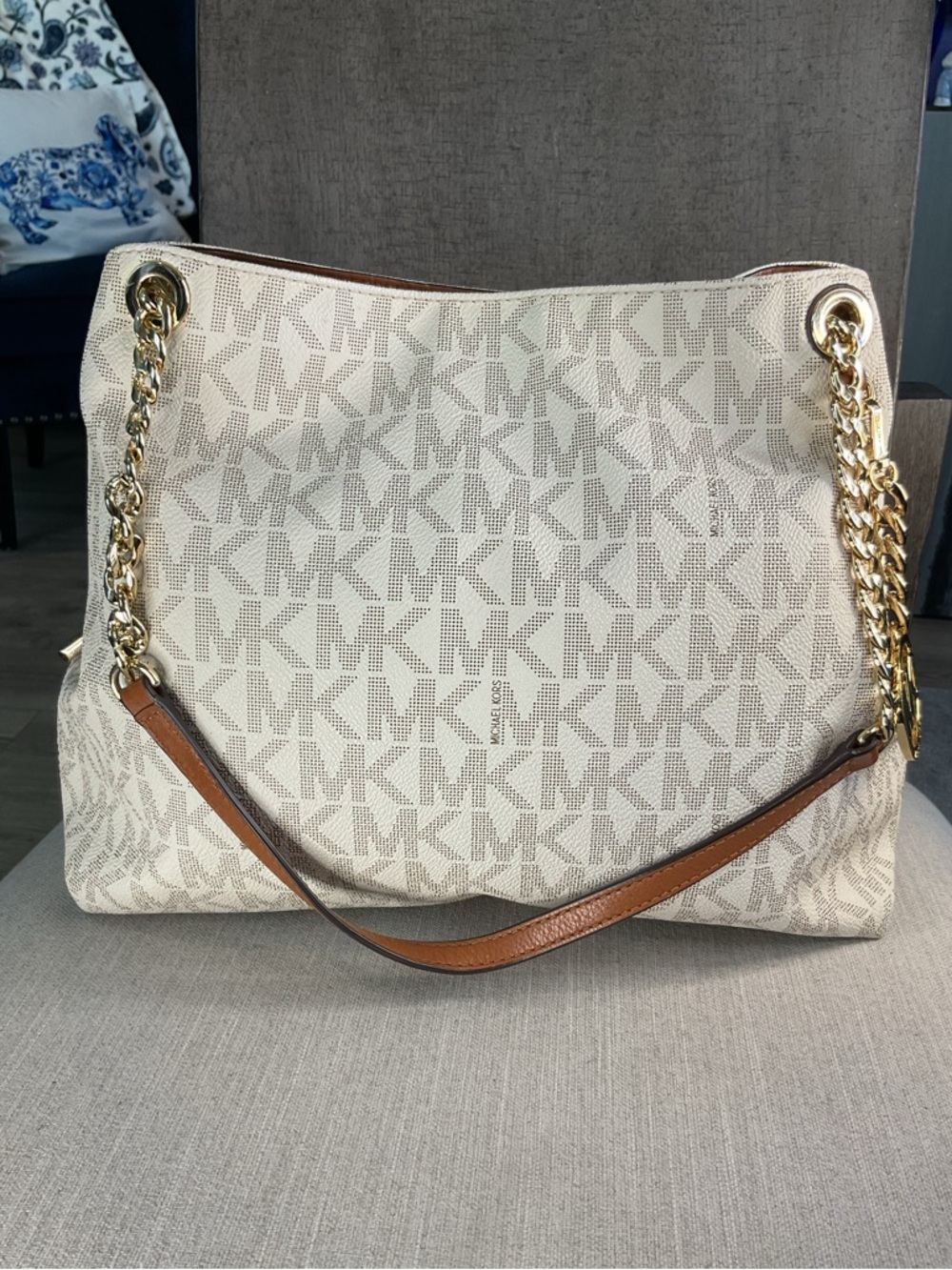 Michael Kors Raven Large Shoulder Tote in Vanilla Signature – Like New! - Picture 7 of 16
